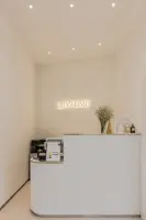 우아한 곡선 카운터의 미니멀 뷰티샵 인테리어